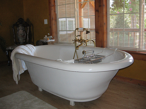 Auch in der heimischen Badewanne kann man ein Wellness Programm geniessen © flickr / Erica Nicol Auch in der heimischen Badewanne kann man ein Wellness Programm geniessen © flickr / Erica Nicol
