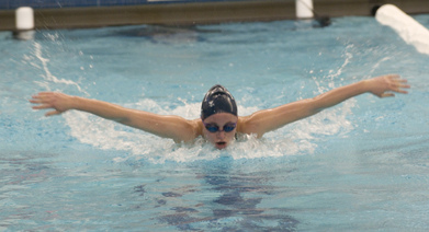 Schwimmen baut schnell starke Brustmuskeln auf © flickr / College Reporter Photos Schwimmen baut schnell starke Brustmuskeln auf © flickr / College Reporter Photos