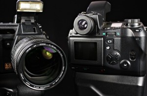 Zwei Spiegelreflexkameras vor schwarzem Hintergrund